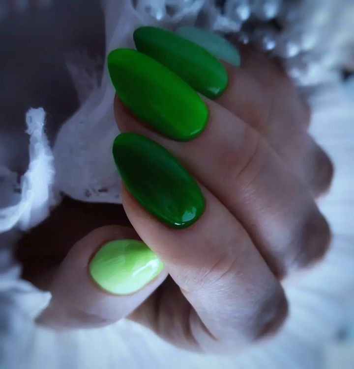 paznokcie z zielonym akcentem