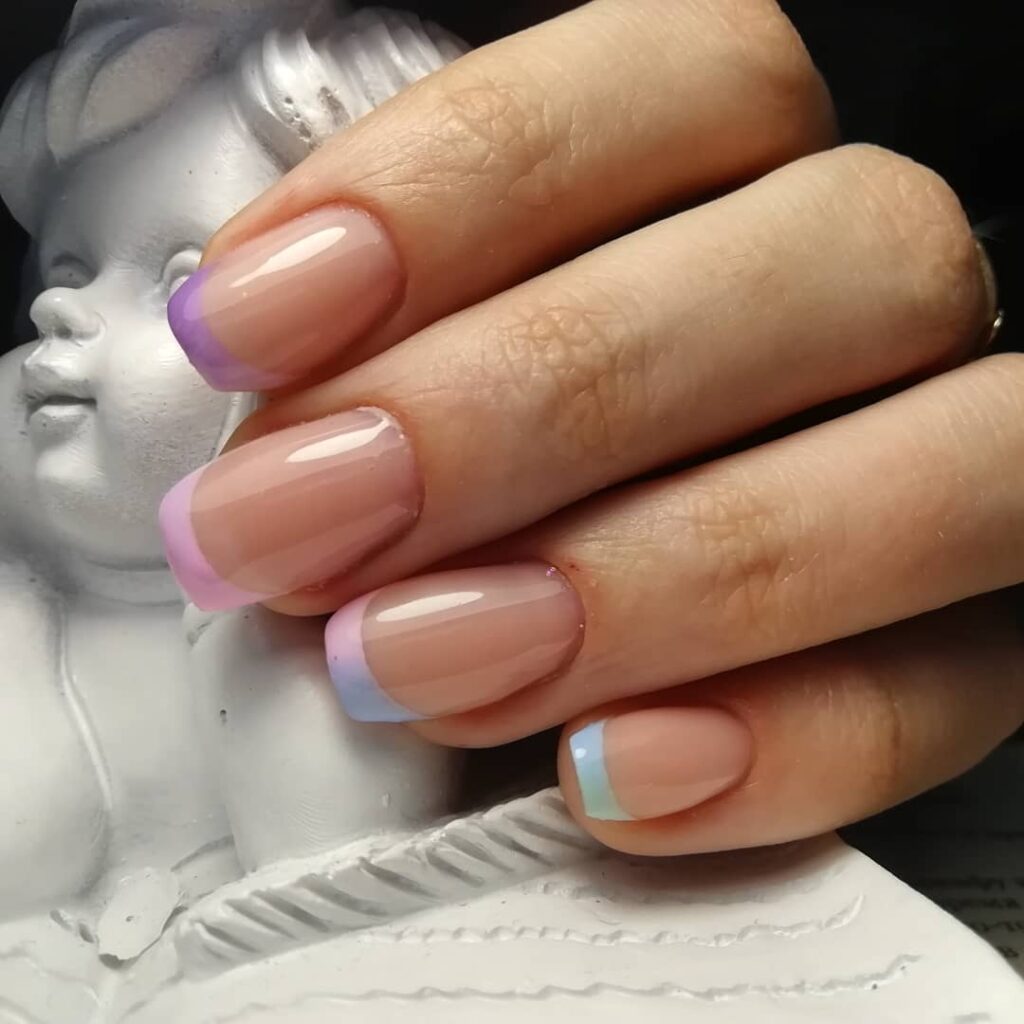 kolorowy francuski manicure