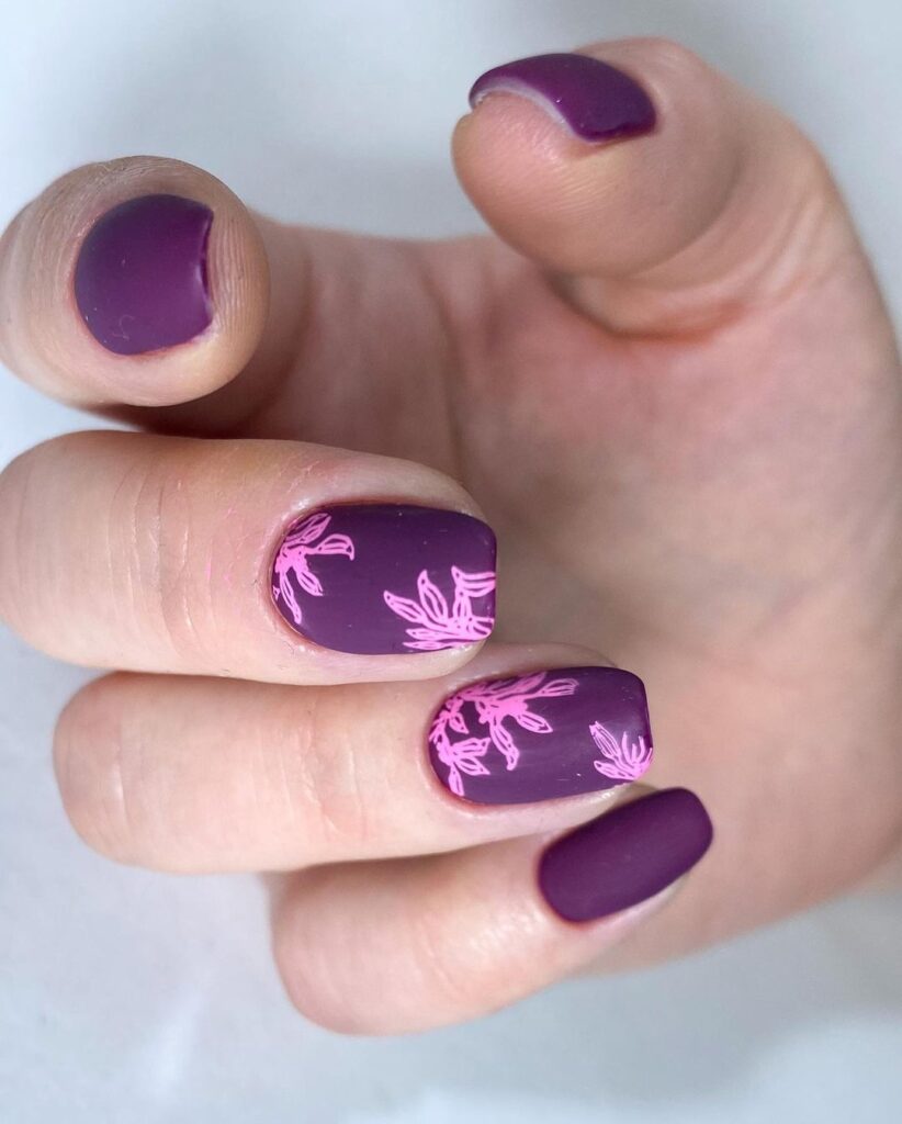 purpurowe paznokcie