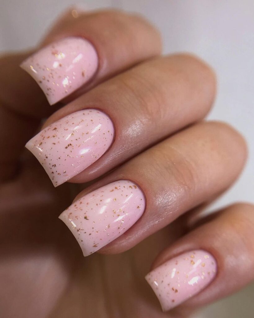 delikatne różowe paznokcie