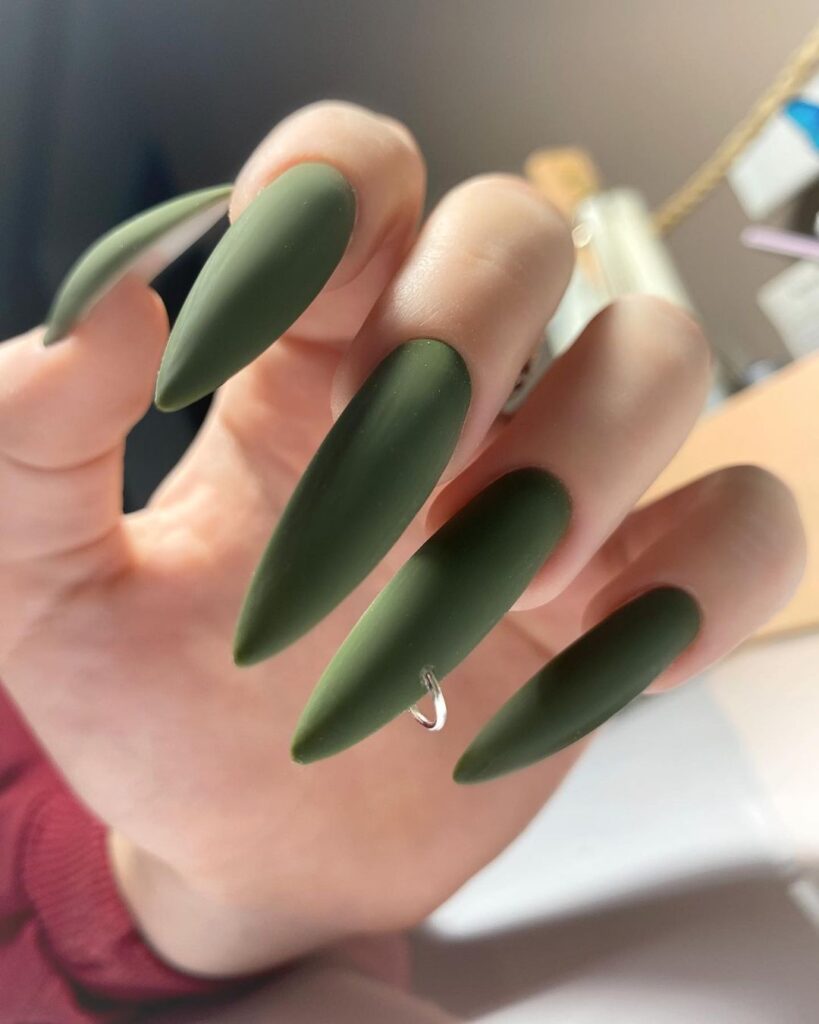 zielone matowe paznokcie