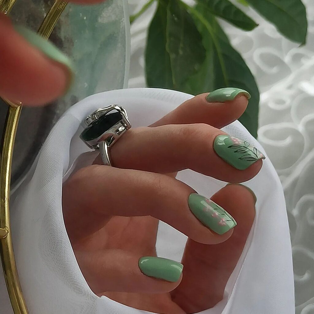 zielone matowe paznokcie