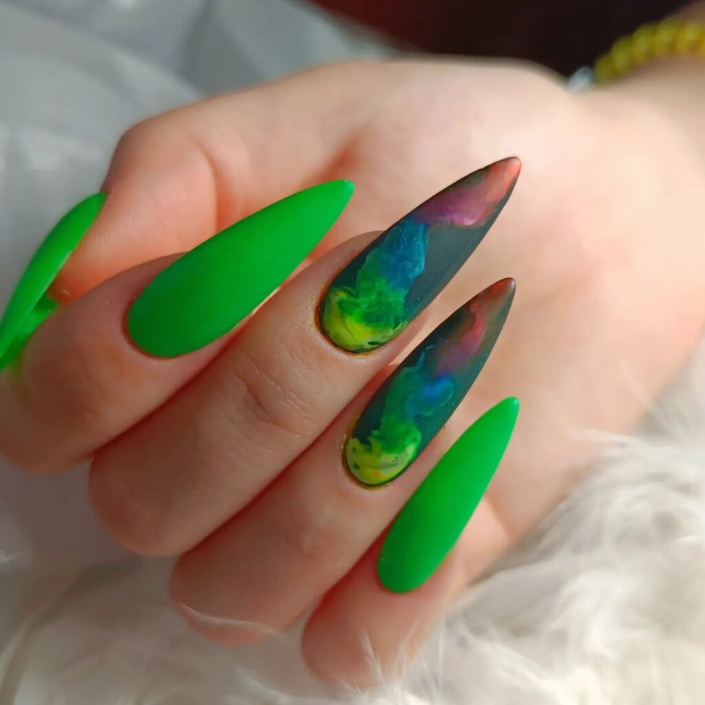 neonowe zielone paznokcie