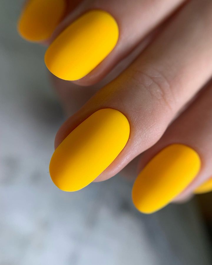 żółty kolor paznokci
