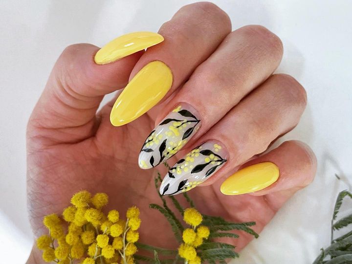 Żółte pastelowe paznokcie 