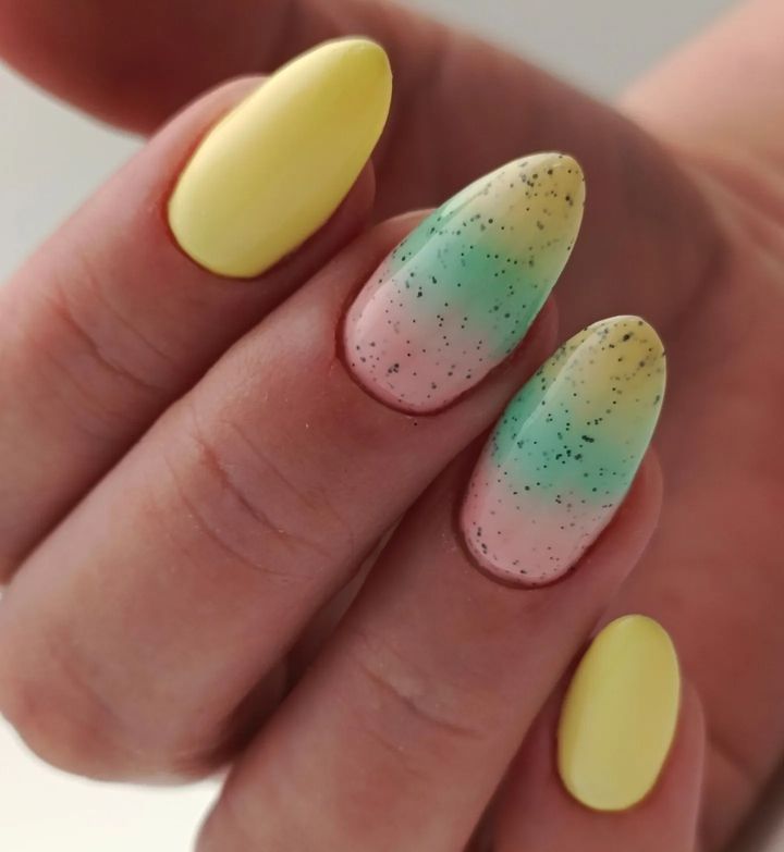 zielono żółte paznokcie