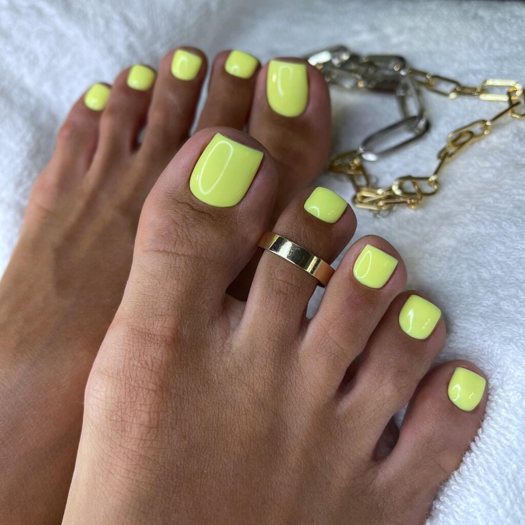 żółte paznokcie na stopach