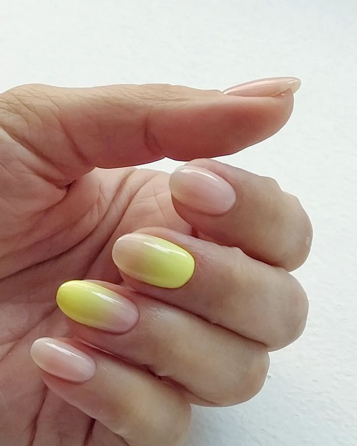 Żółte neonowe paznokcie