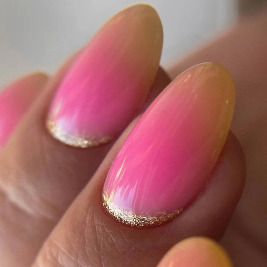 Neonowe różowe paznokcie
