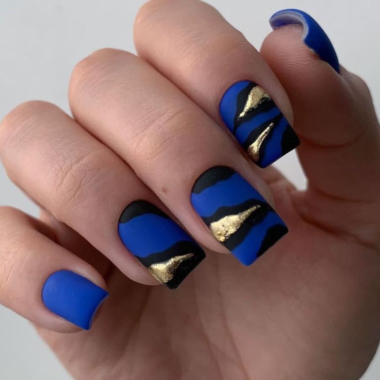 niebieskie paznokcie z brokatem