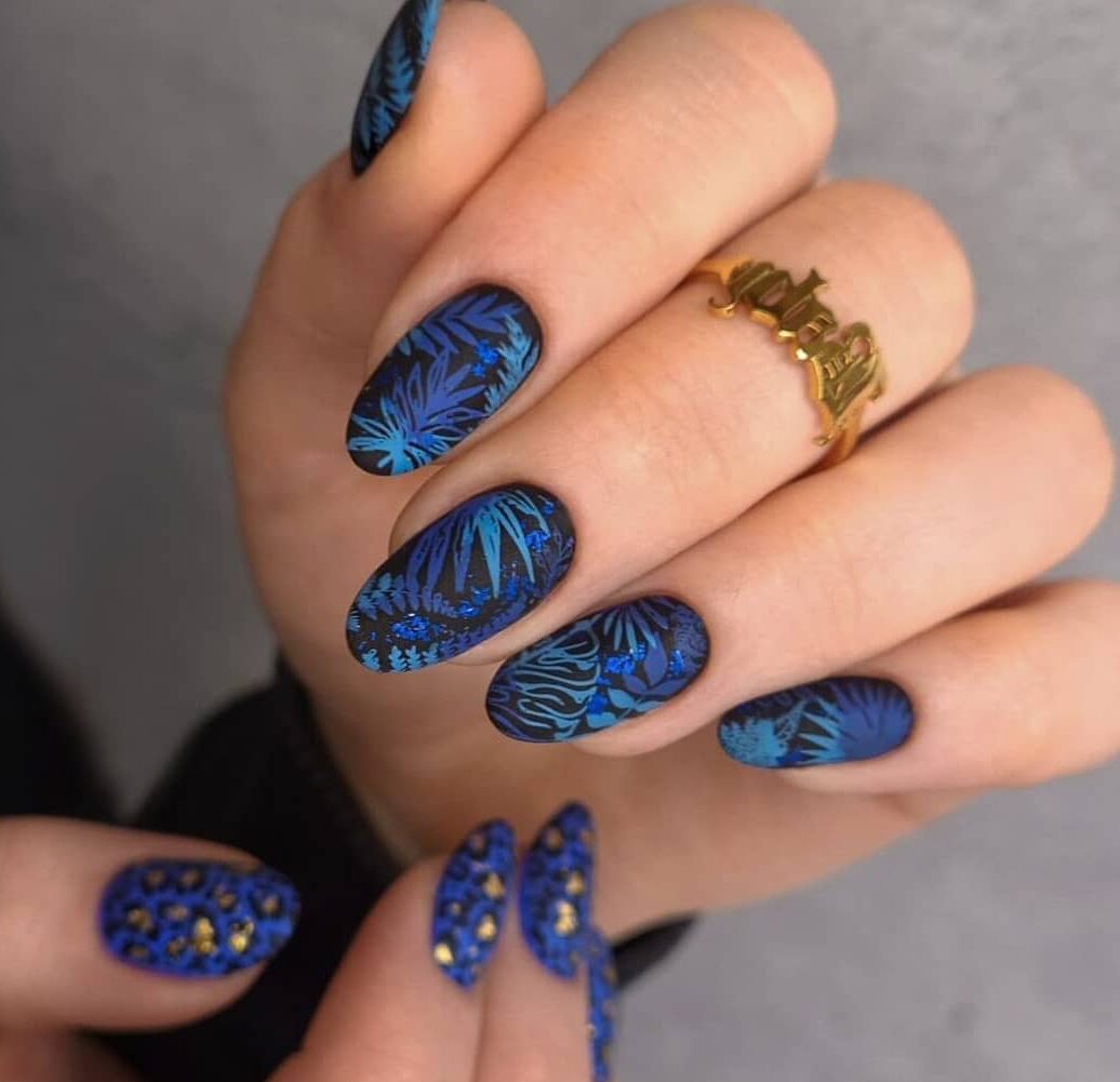 fioletowo niebieskie paznokcie