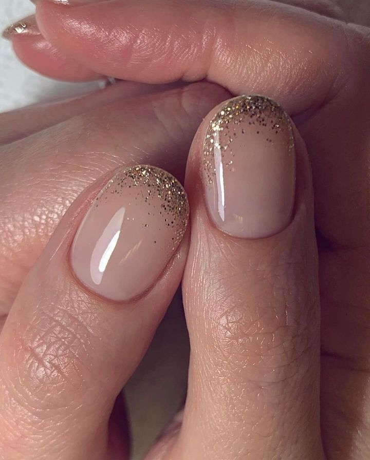 paznokcie kremowe ze złotym