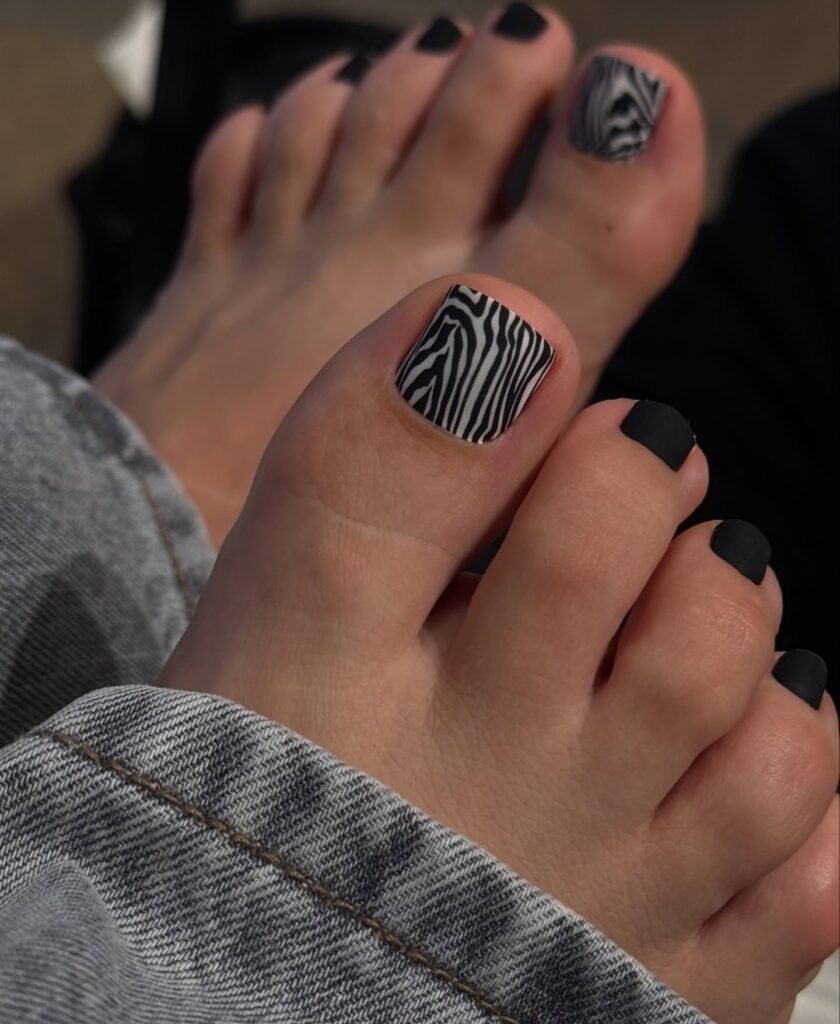 czarny pedicure na lato