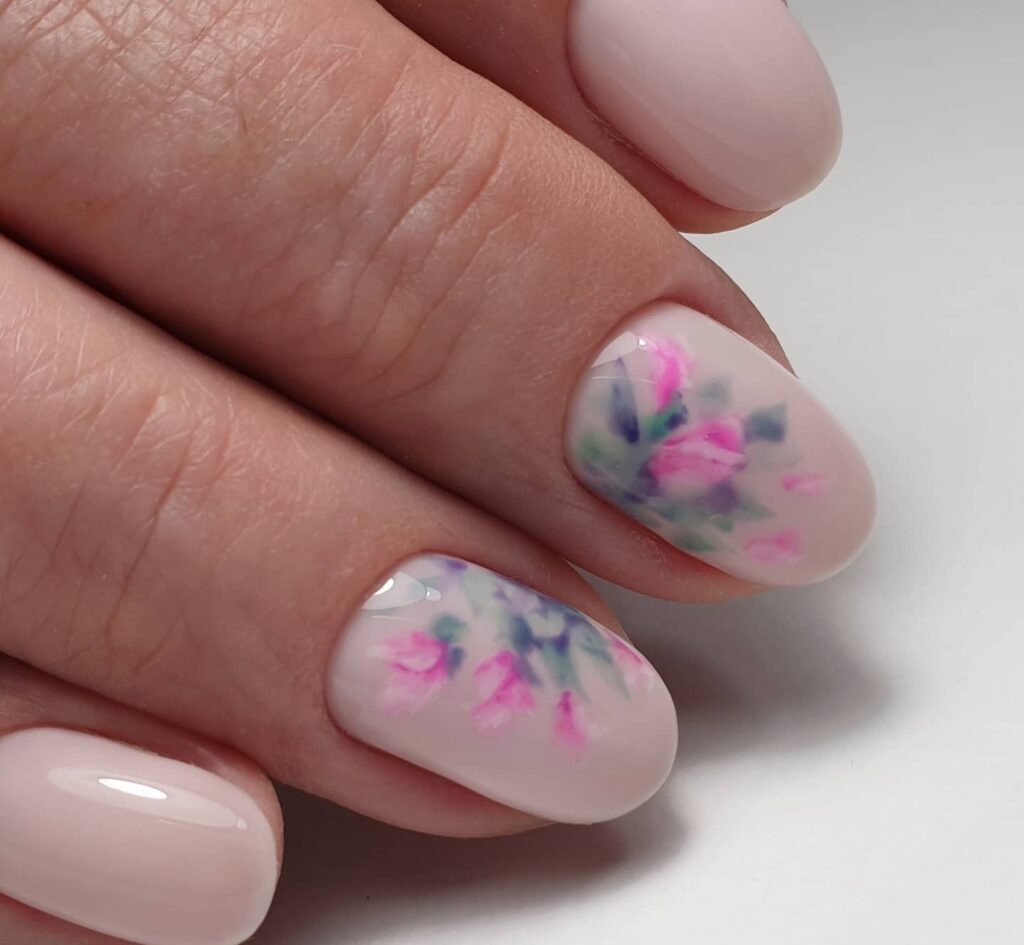 malowane kwiaty na paznokciach