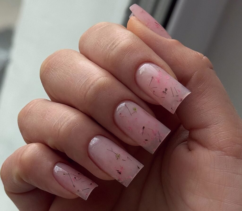 wiosenny manicure z kwiatami