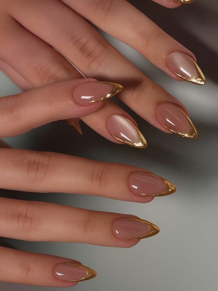 nude paznokcie z efektem chrome