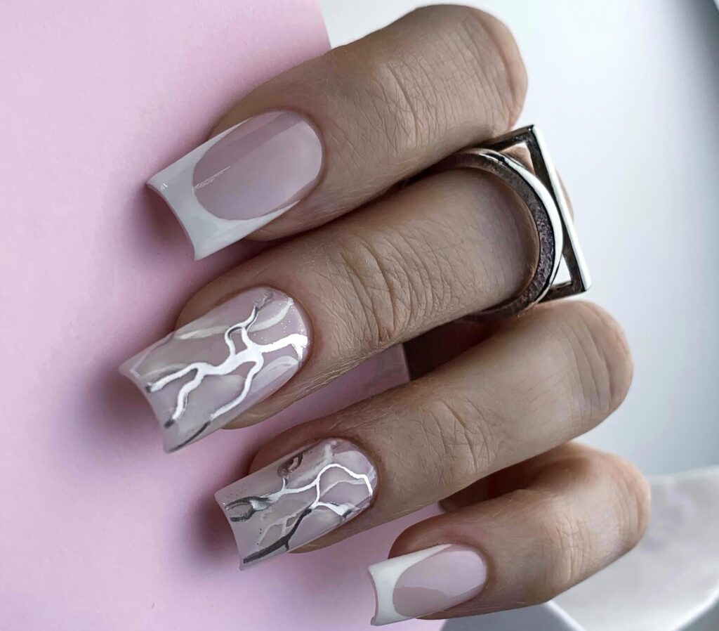minimalistyczne chrome nails