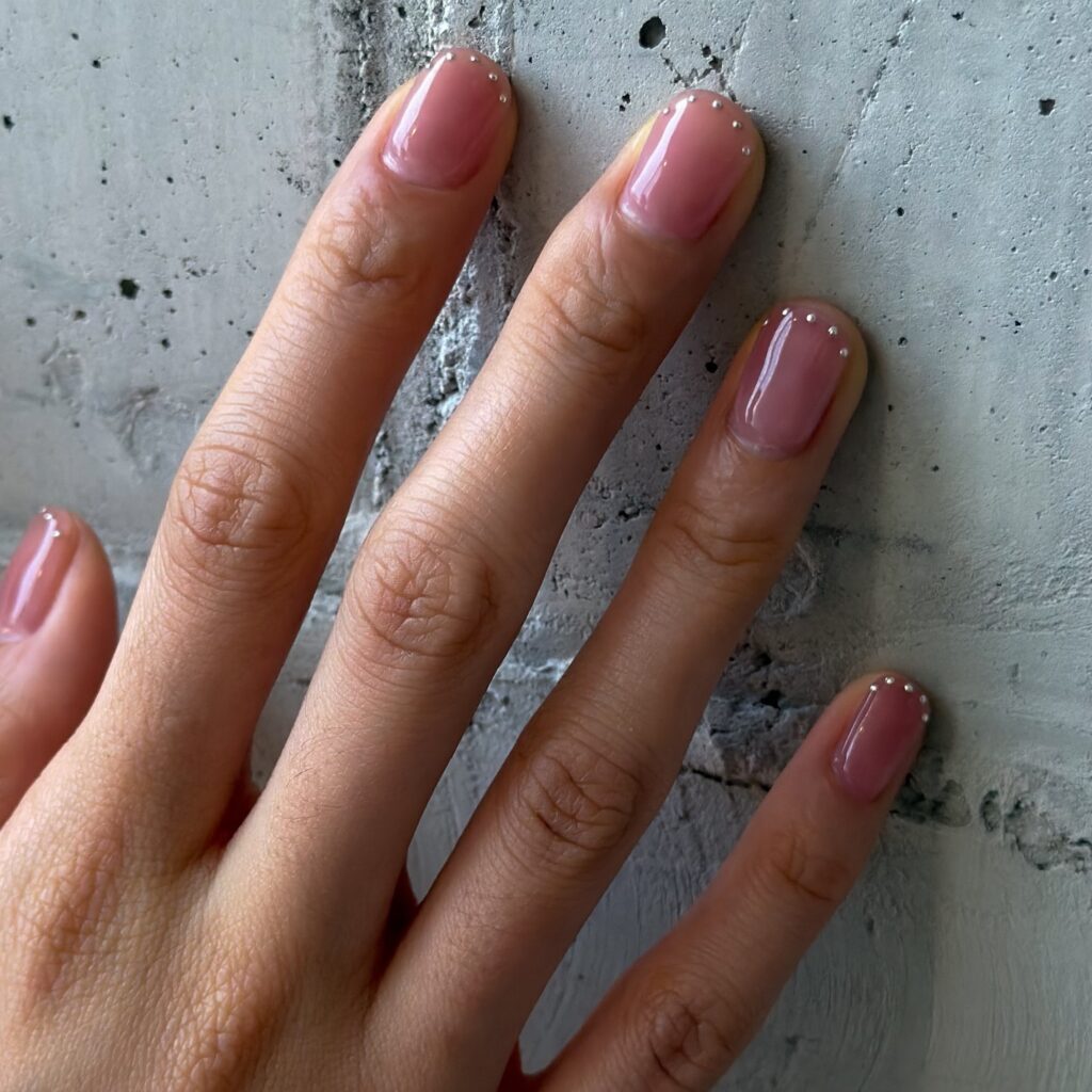 minimalistyczny manicure