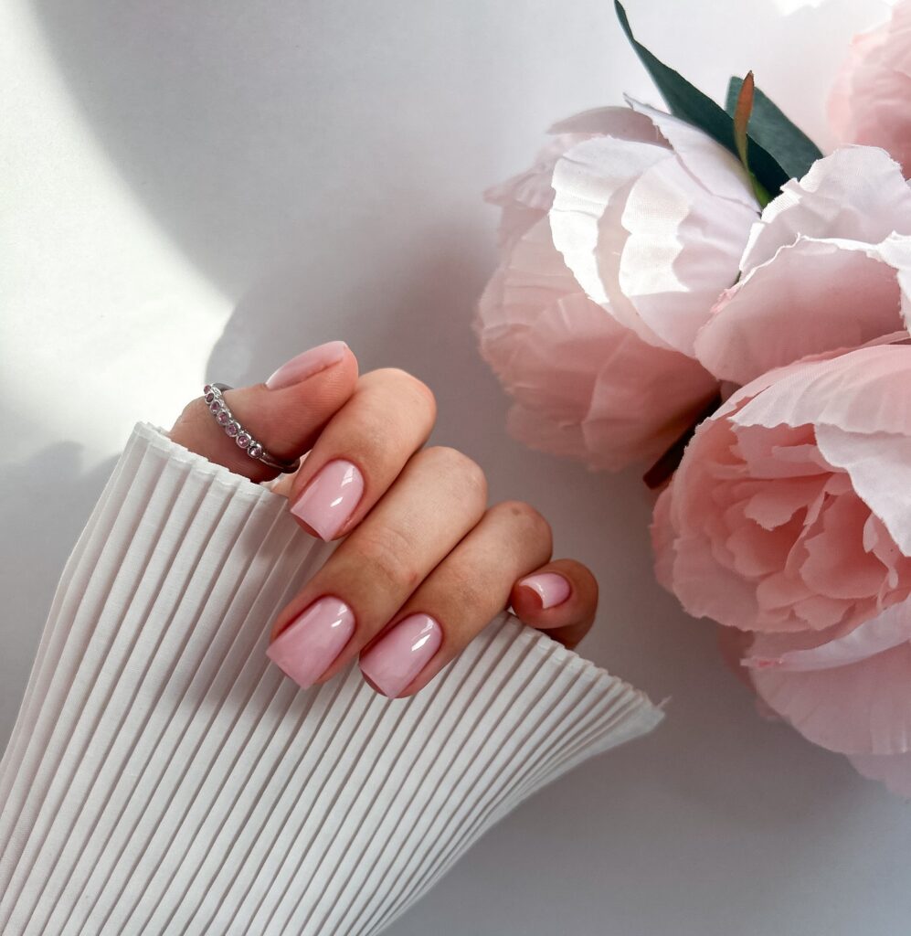 minimalistyczny manicure
