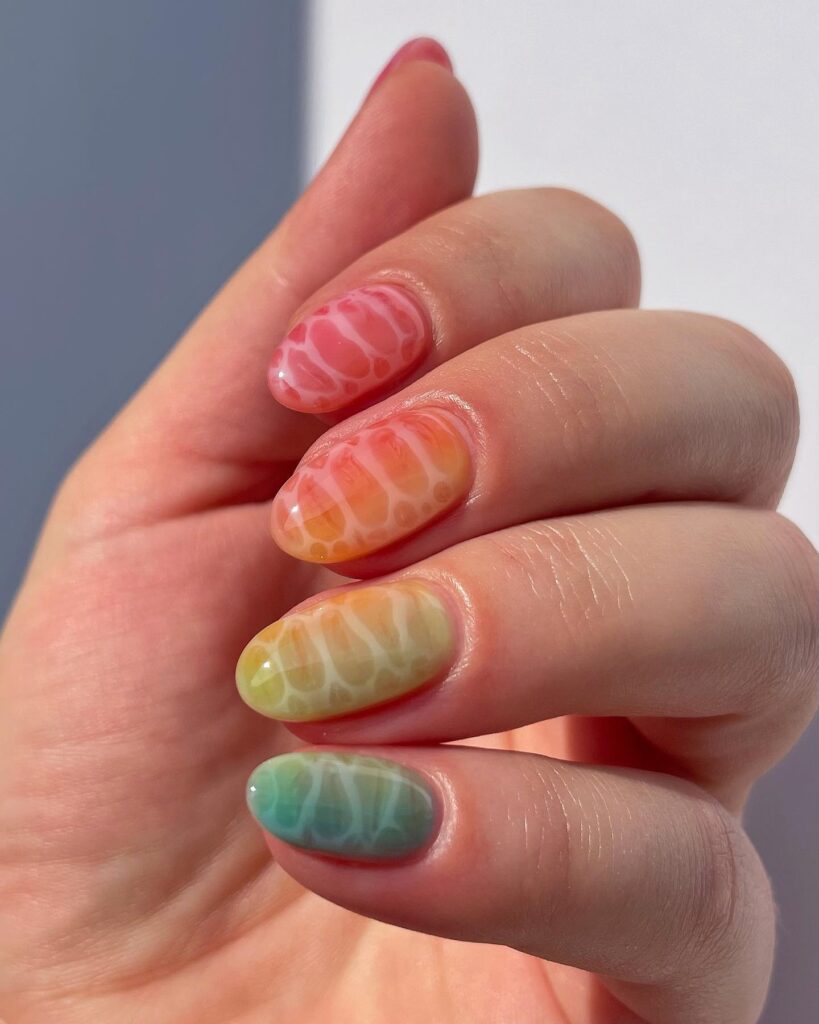 transparentny manicure