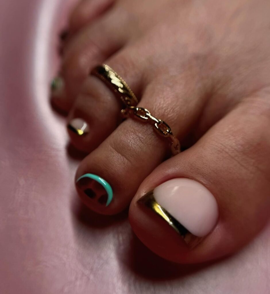 trendy pedicure